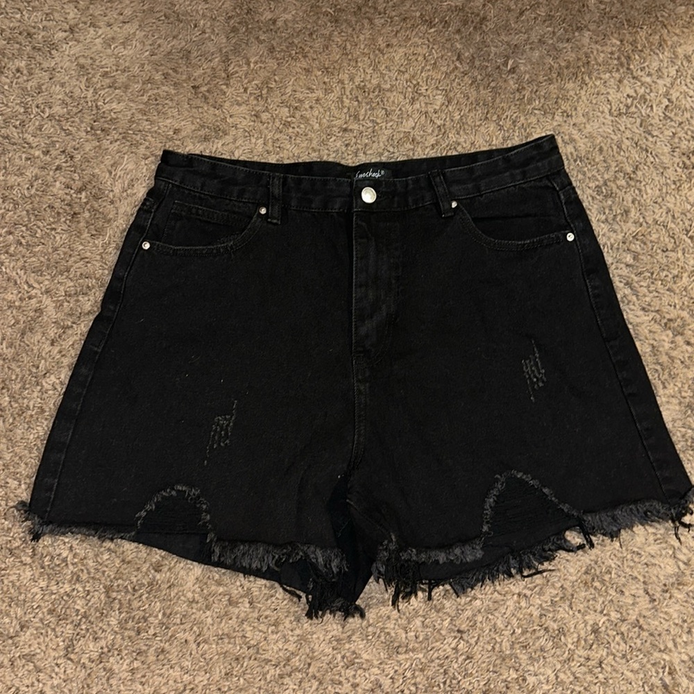 Eyeshock distressed mom short